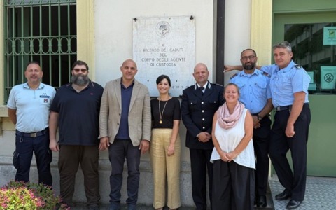 Carcere di Lecco al limite: 94 detenuti per 53 posti. Fragomeli: “Caldo e sovraffollamento pesano sulla vivibilità”