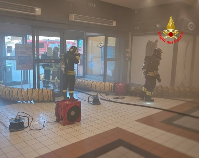Incendio all’Iperal di viale Montegrappa a Lecco: evacuate più di cento persone