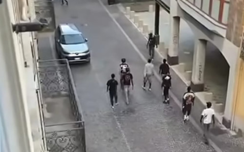 Scontro in centro Lecco tra bande di giovani con cinghie e bottiglie