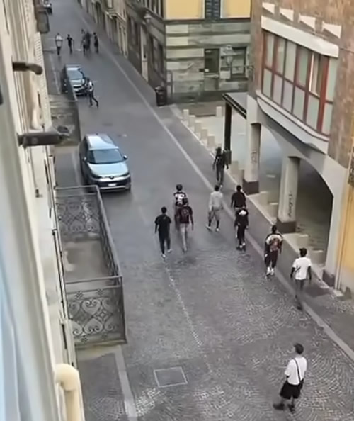 Scontro in centro Lecco tra bande di giovani con cinghie e bottiglie