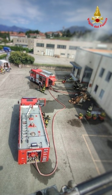 Fiamme in un capannone di via Liberazione: scatta l’allarme a Nibionno