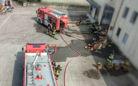 Fiamme in un capannone di via Liberazione: scatta l’allarme a Nibionno