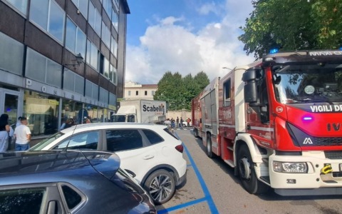 Odore acre alle Poste di via Dante, scatta l’allarme: verifiche dei Vigili del fuoco