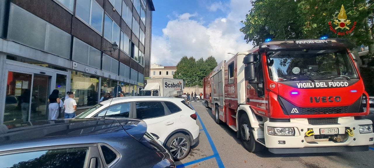 Odore acre alle Poste di via Dante, scatta l’allarme: verifiche dei Vigili del fuoco