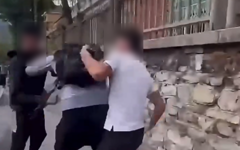 Studente picchiato a Lecco, il provveditore: “Voglio incontrare il ragazzo”