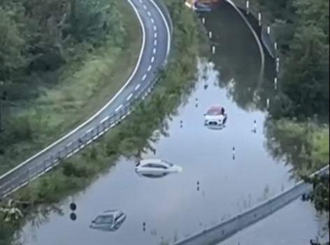 Statale 36 sott’acqua: incidenti, code e deviazioni. Auto sommerse a Suello