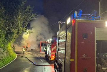 Camper in fiamme all’alba sulla Provinciale 72