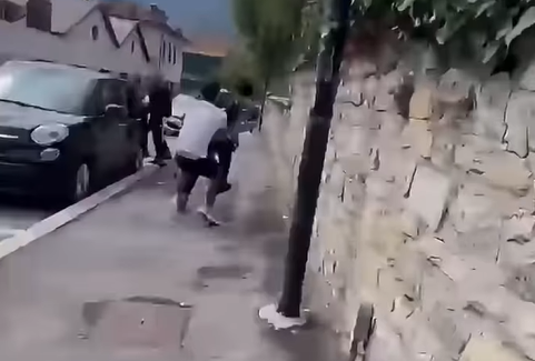 Pugni e calci a uno studente, il pestaggio a Lecco viene filmato e postato in rete