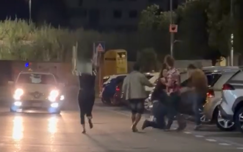 Follia nella notte a Lecco: rissa a colpi di sedia in via Resinelli