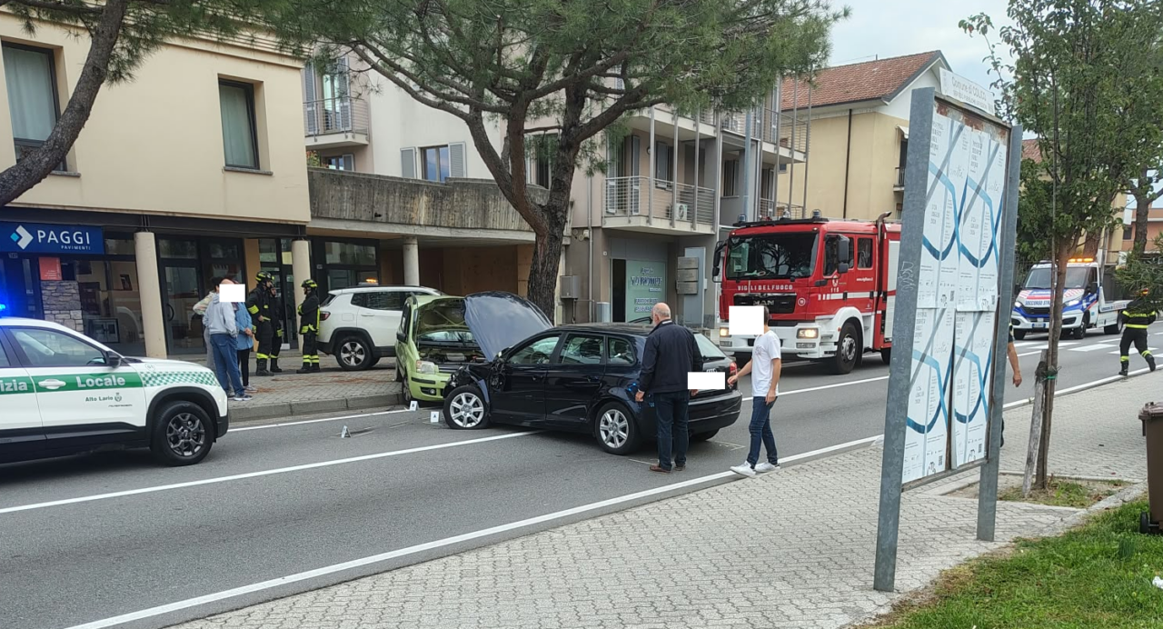 Incidente tra due auto in via Nazionale, quattro persone coinvolte