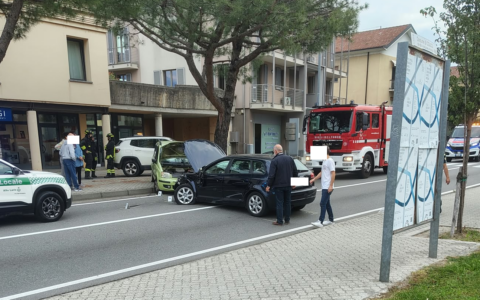 Incidente tra due auto in via Nazionale, quattro persone coinvolte