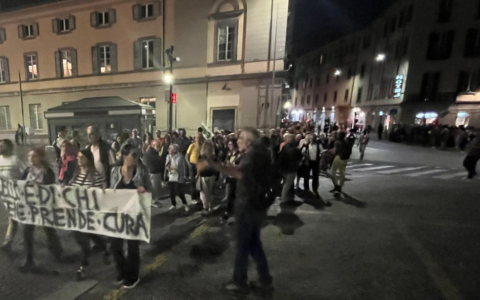 Lecco risponde alle “magliette nere” con una piazza colorata