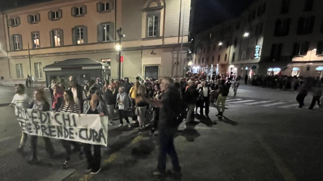 Lecco risponde alle “magliette nere” con una piazza colorata