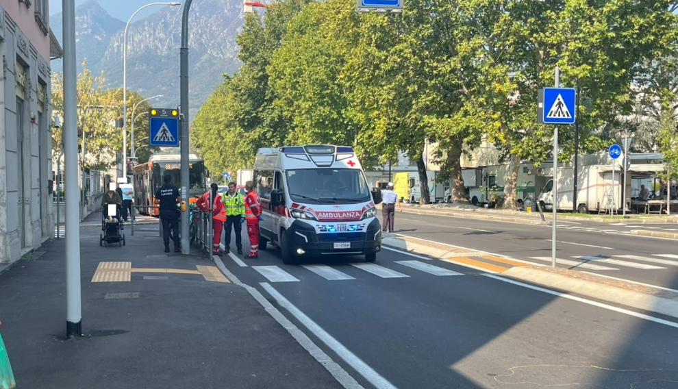 Lecco: anziana investita davanti al mercato