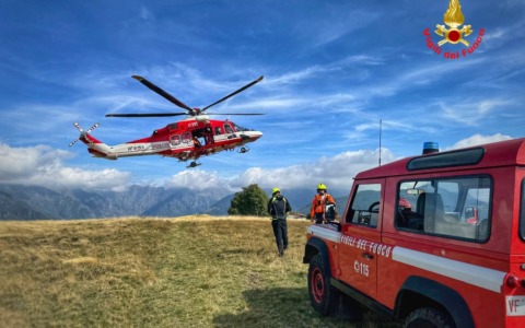 Escursionisti in difficoltà sul Monte Muggio, in volo l’elicottero Drago