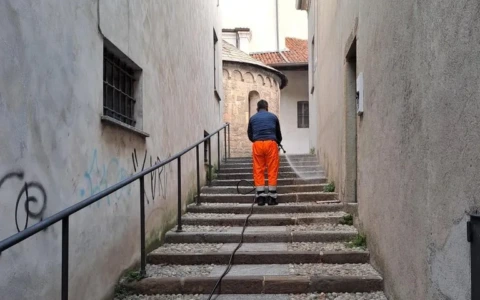 Sanificazione straordinaria di vicoli e passaggi pedonali a Oggiono