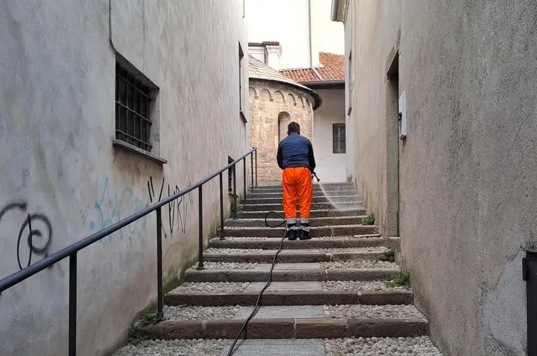 Sanificazione straordinaria di vicoli e passaggi pedonali a Oggiono