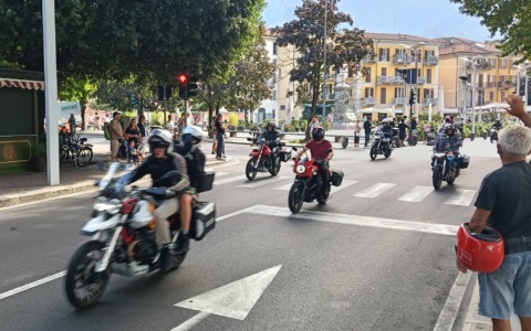 La parata di Moto Guzzi passa sul Lungolago per il 105esimo anniversario del marchio