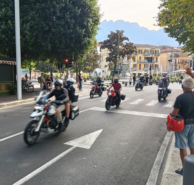 La parata di Moto Guzzi passa sul Lungolago per il 105esimo anniversario del marchio