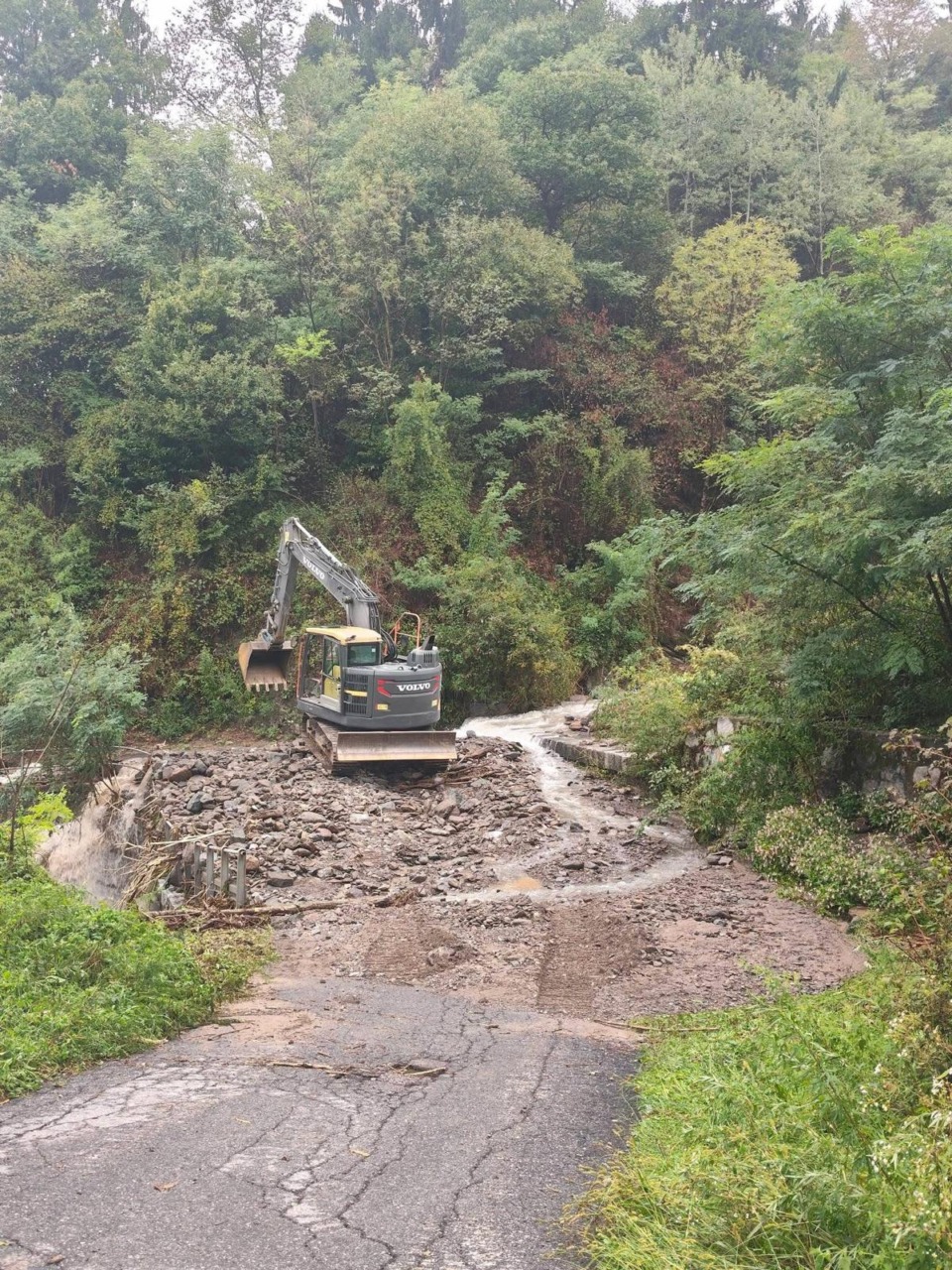 Maltempo nella notte: esondato il torrente Inganna, via Chiaro si risveglia nel fango
