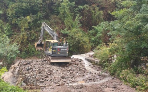 Maltempo nella notte: esondato il torrente Inganna, via Chiaro si risveglia nel fango