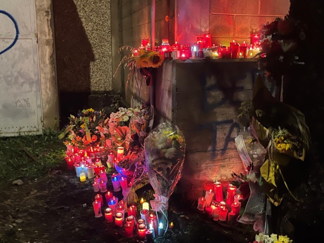 Mille fiaccole e lumini per Matteo e Tarek, Valgreghentino si ferma nel dolore e nel ricordo