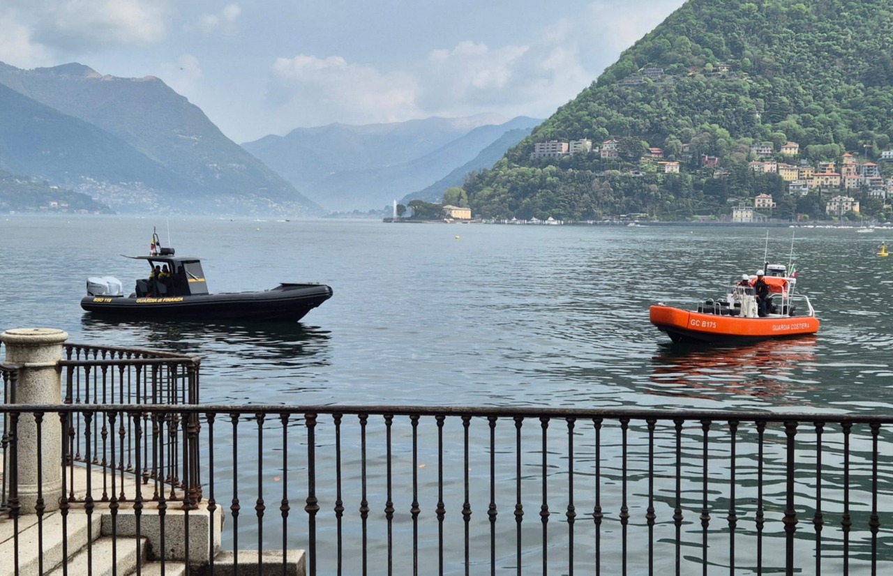 Padre si tuffa nel Lago di Como per salvare il figlio: l’amico è disperso