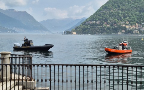 Padre si tuffa nel Lago di Como per salvare il figlio: l’amico è disperso