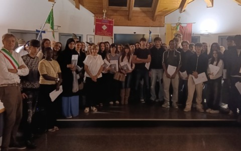 164 neo diciottenni di Calolziocorte ricevono la Costituzione: «Conoscete i vostri diritti e i vostri doveri»