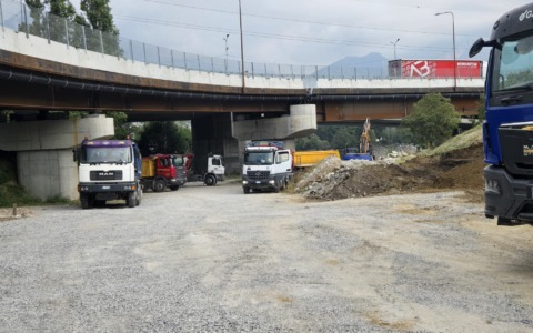Ruspe al lavoro al parco Addio Monti: il sindaco annulla la protesta