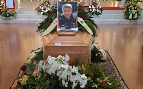 Una folla commossa per l’ultimo saluto a Roberto Butti