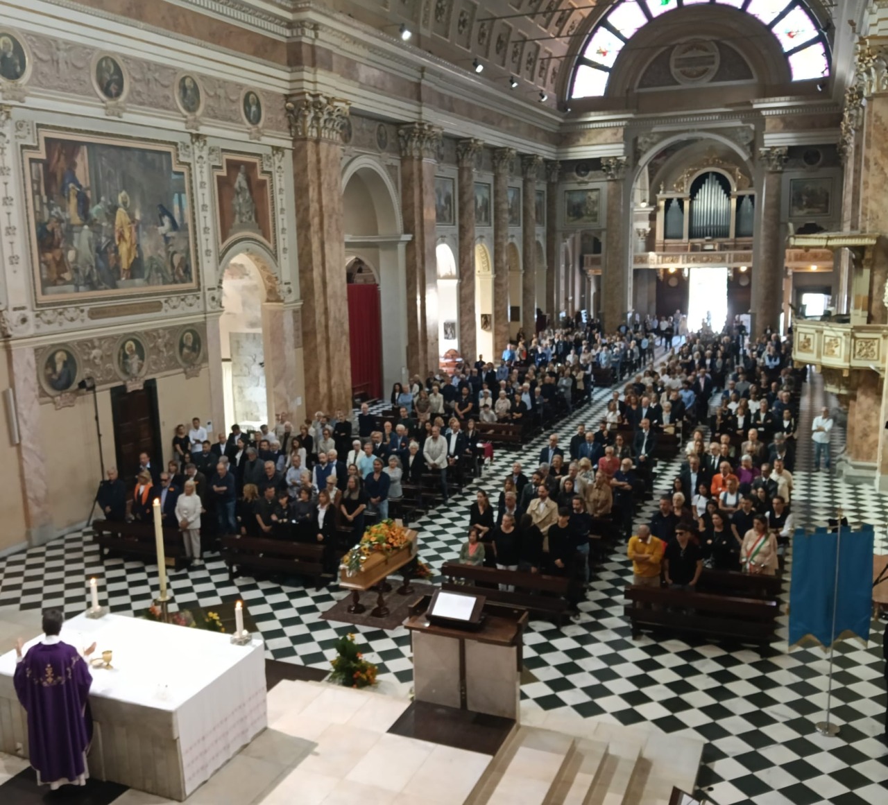 L’ultimo saluto al dottor Maurizio Catagni, San Nicolò gremita per il professore