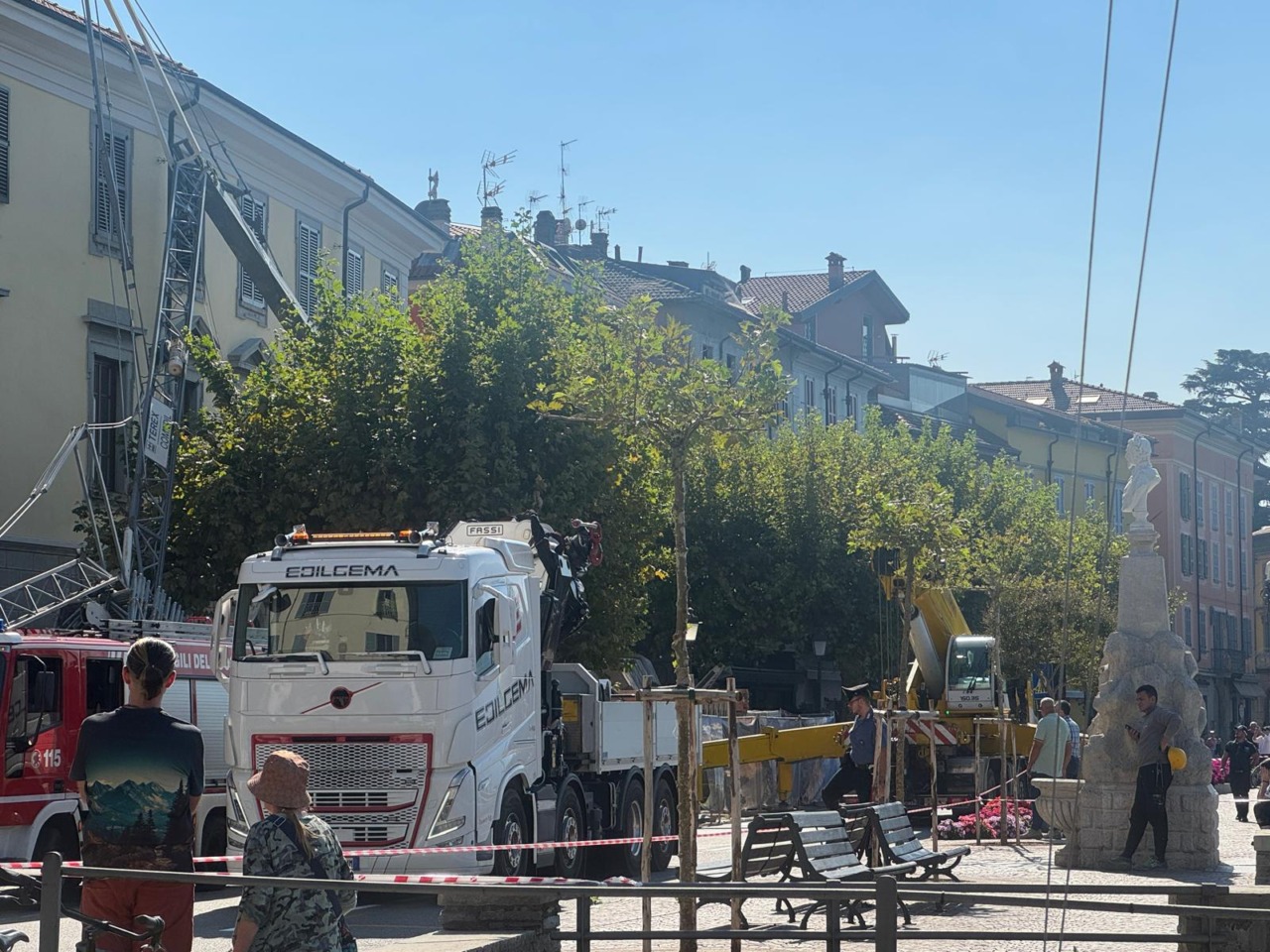 Bellano, crolla la gru davanti al municipio: paura in centro. Chiude la Sp72 fino alle 20. In corso la rimozione