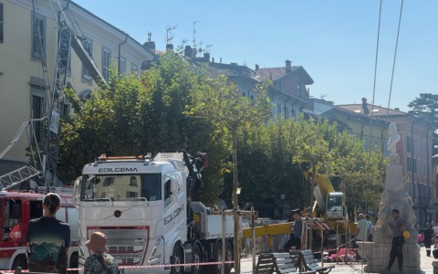 Bellano, crolla la gru davanti al municipio: paura in centro. Chiude la Sp72 fino alle 20. In corso la rimozione