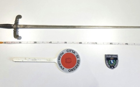 Una spada da 90 centimetri nascosta nell’autocarro: denunciato 44enne di Lecco