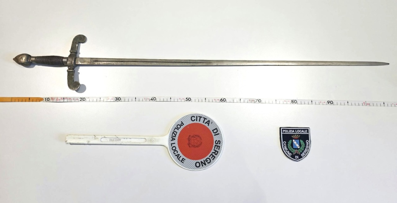 Una spada da 90 centimetri nascosta nell’autocarro: denunciato 44enne di Lecco