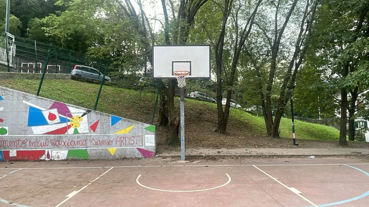 Lecco: sostituito il canestro danneggiato nel parco di San Giovanni