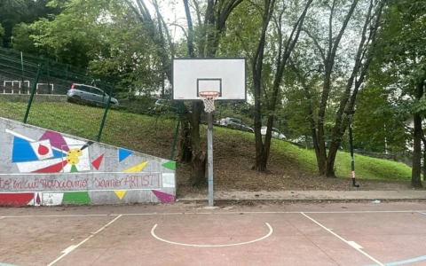 Lecco: sostituito il canestro danneggiato nel parco di San Giovanni