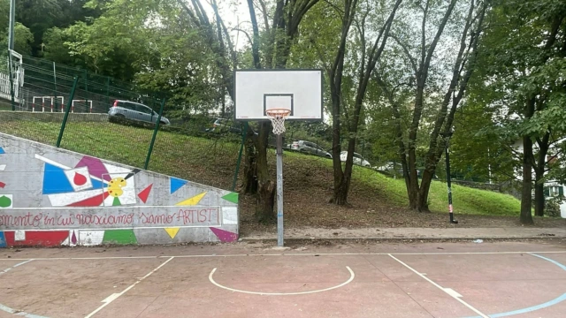 Lecco: sostituito il canestro danneggiato nel parco di San Giovanni