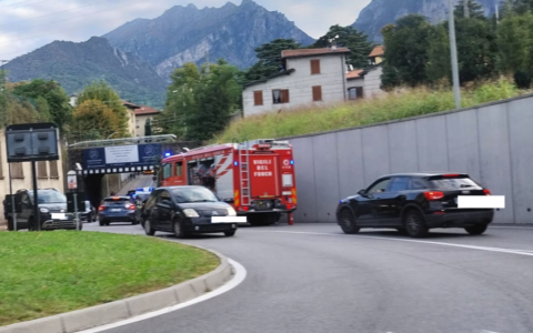 Paura in via Amendola a Lecco: auto si ribalta