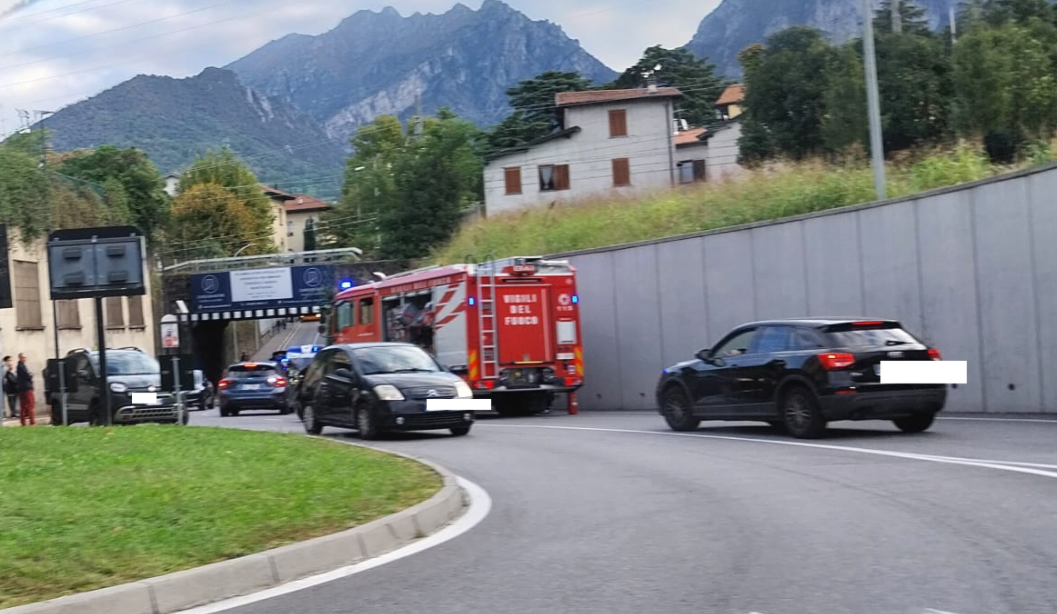 Paura in via Amendola a Lecco: auto si ribalta