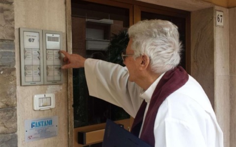A Lecco le benedizioni natalizie arrivano anche i laici