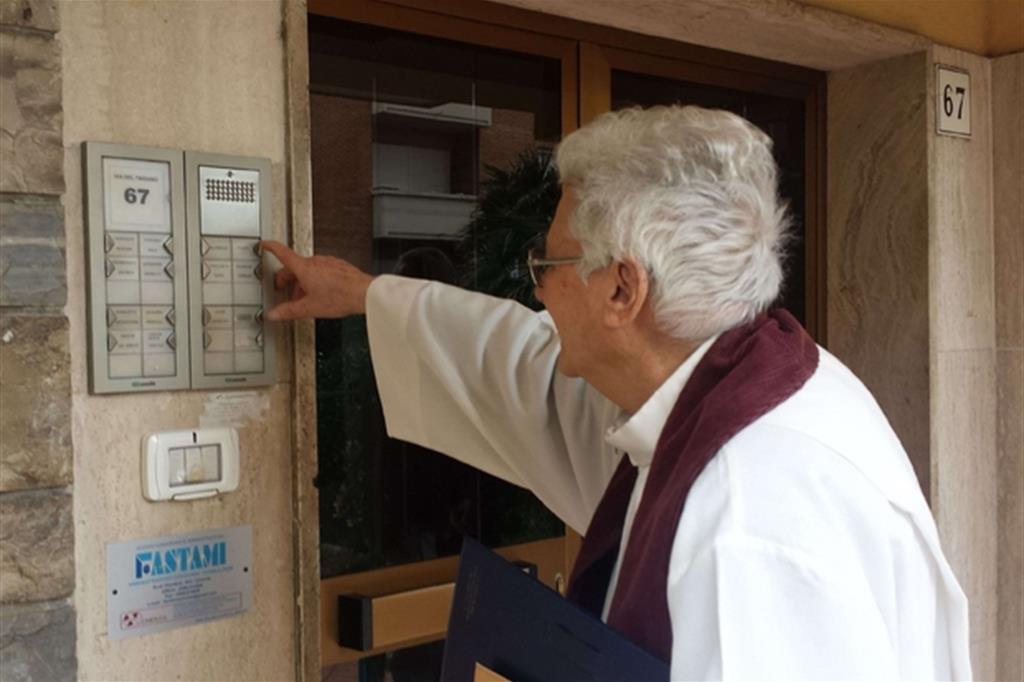 A Lecco le benedizioni natalizie arrivano anche i laici