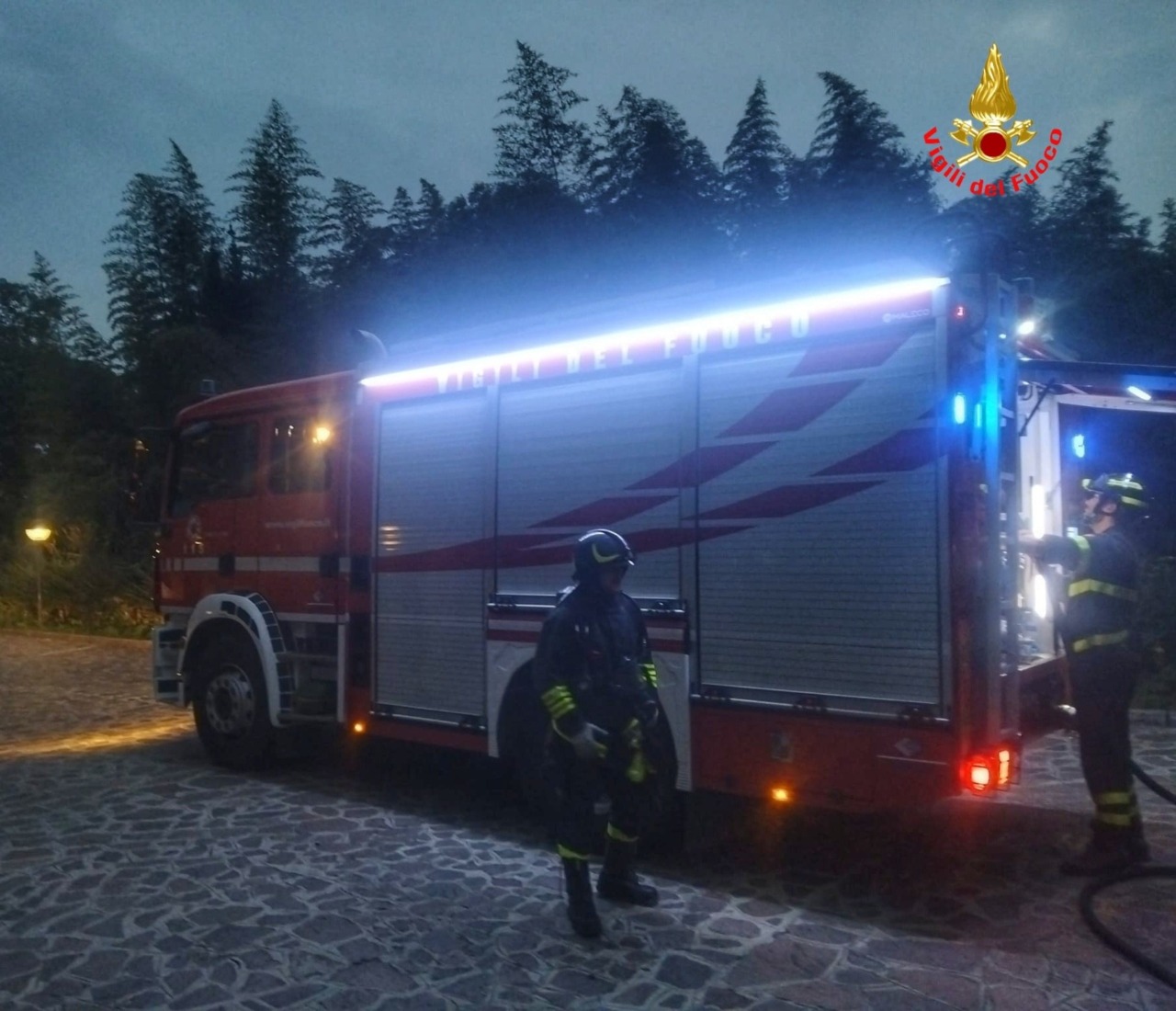 Incendio in un casello agricolo: Vigili del fuoco in azione a Calolziocorte