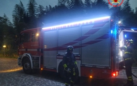 Incendio in un casello agricolo: Vigili del fuoco in azione a Calolziocorte