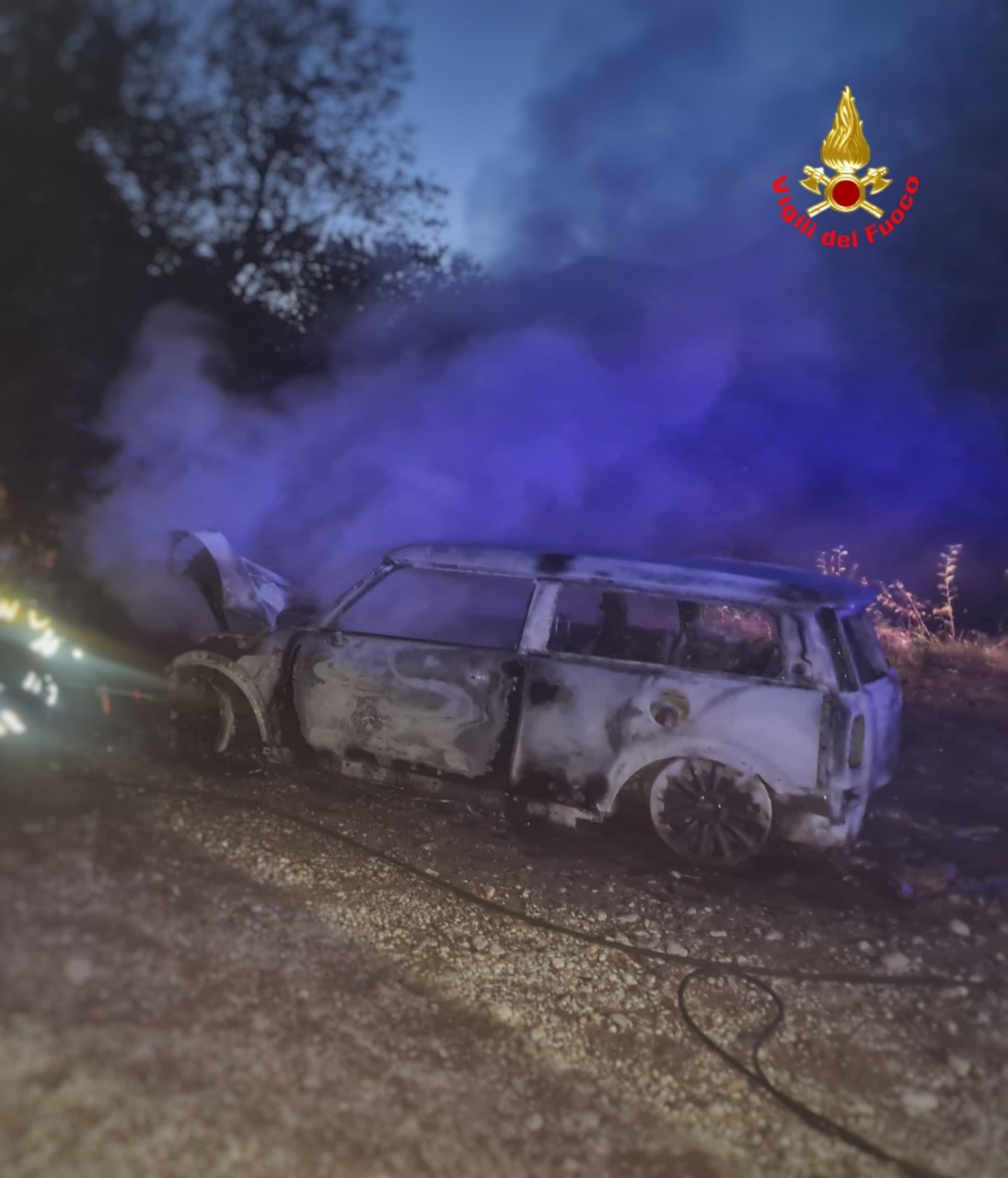 Incendio di un’auto a Primaluna, intervento dei Vigili del fuoco con mezzi fuoristrada