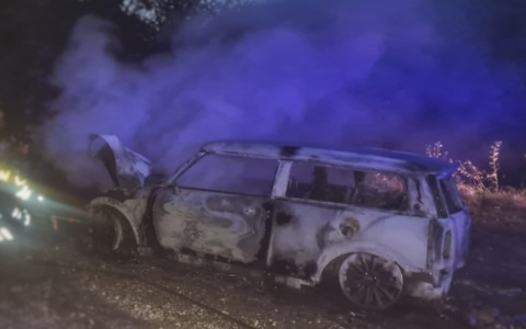 Incendio di un’auto a Primaluna, intervento dei Vigili del fuoco con mezzi fuoristrada