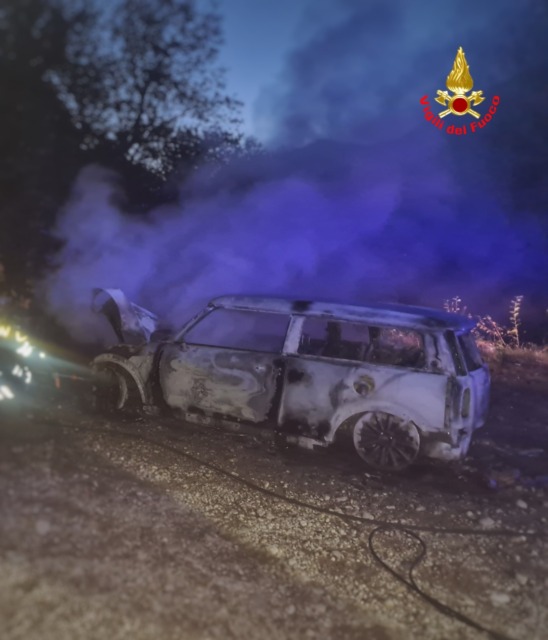 Incendio di un’auto a Primaluna, intervento dei Vigili del fuoco con mezzi fuoristrada