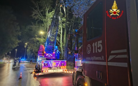 Maltempo e vento forte, notte di lavoro per i Vigili del Fuoco: 15 interventi nel Lecchese