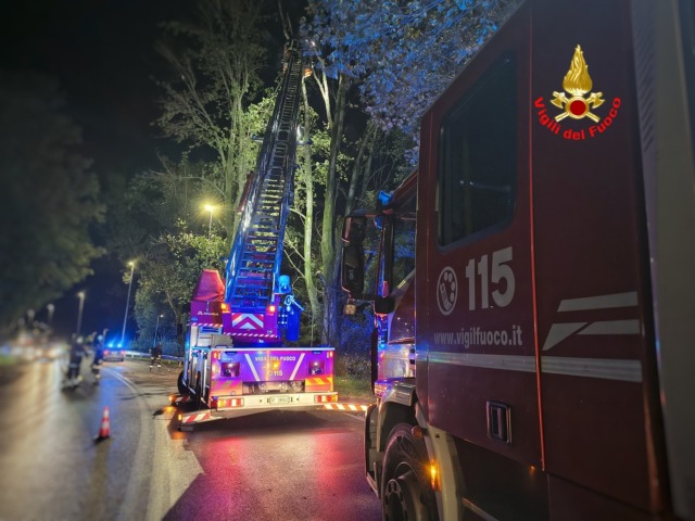 Maltempo e vento forte, notte di lavoro per i Vigili del Fuoco: 15 interventi nel Lecchese
